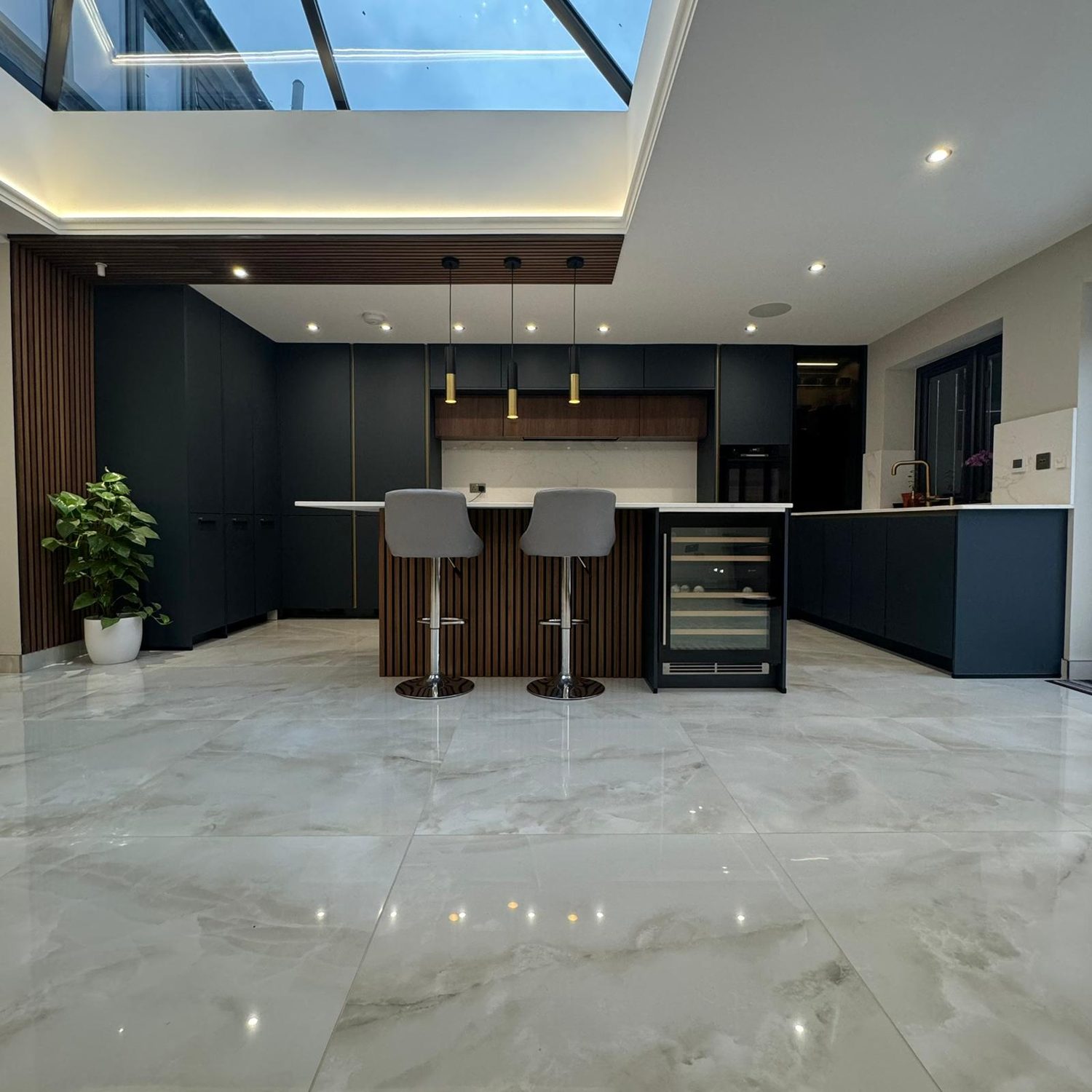 Green handleless with island bar