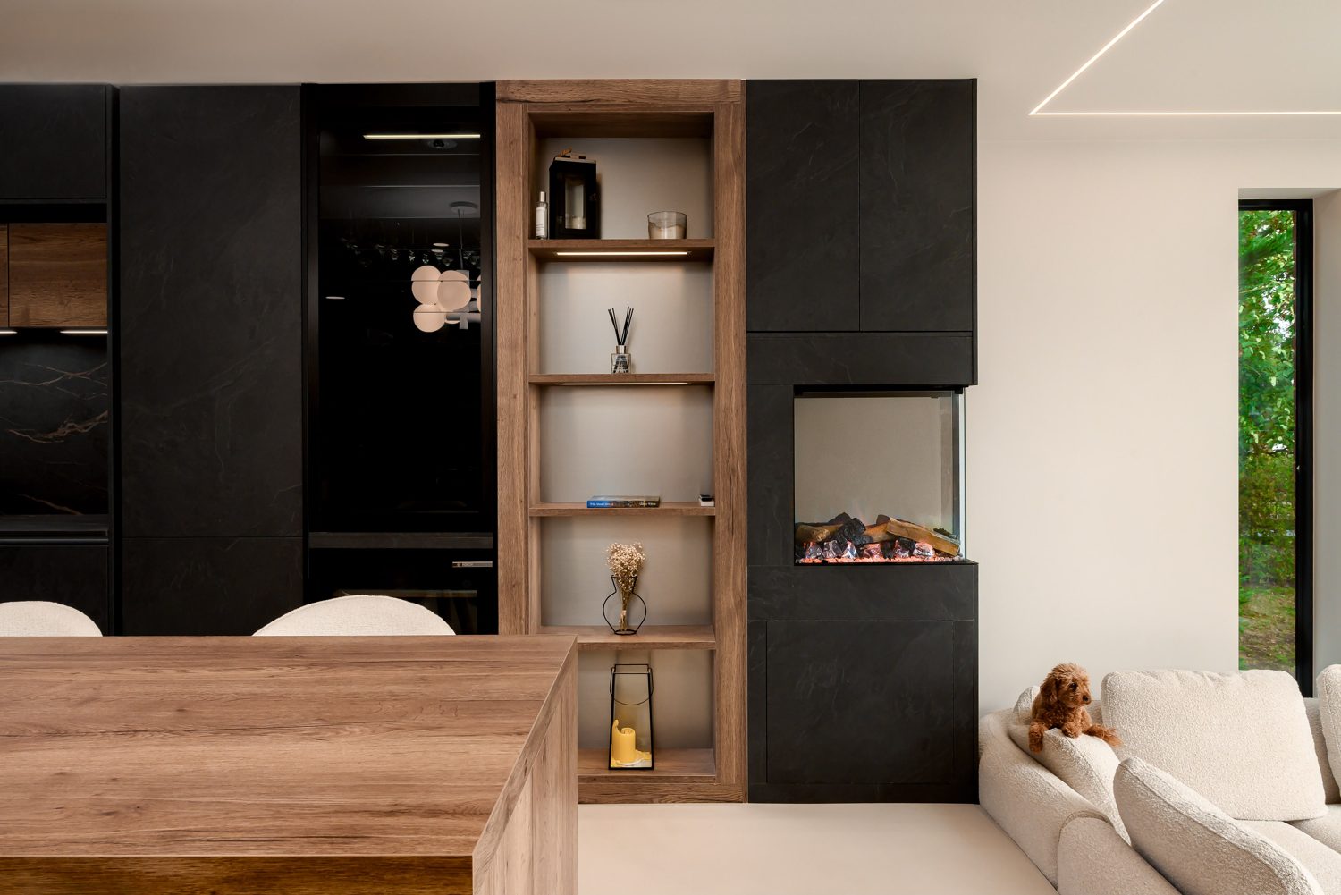 Oak display niches in dark joinery