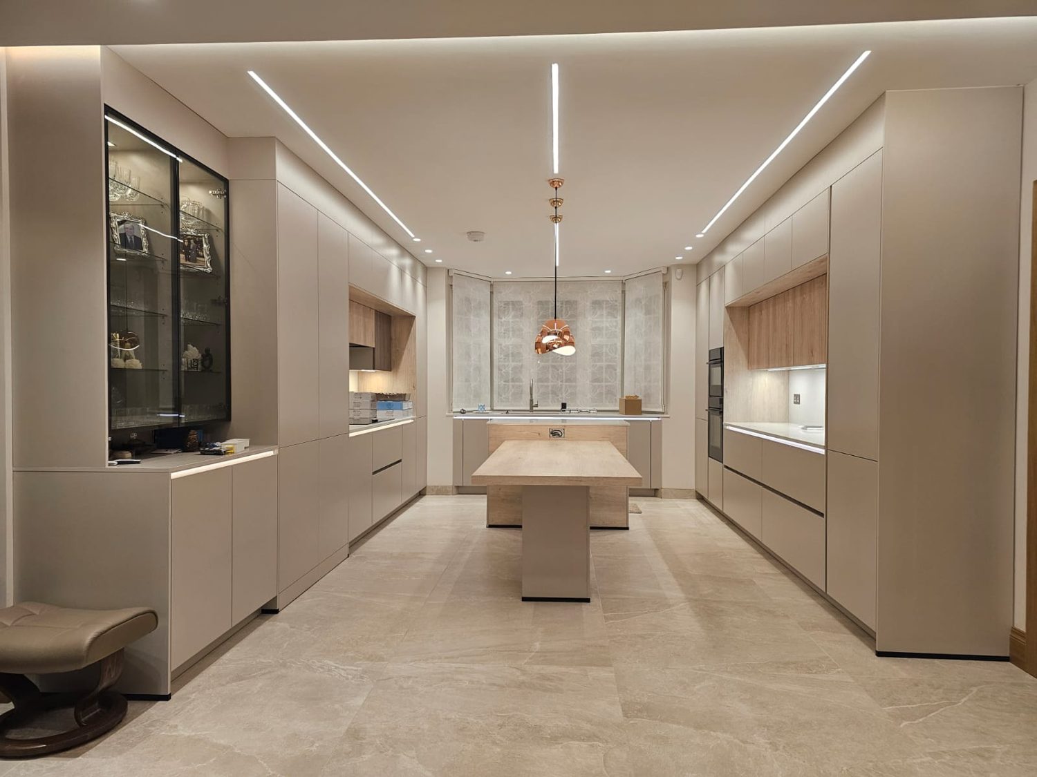 Linear lighting, pale handleless