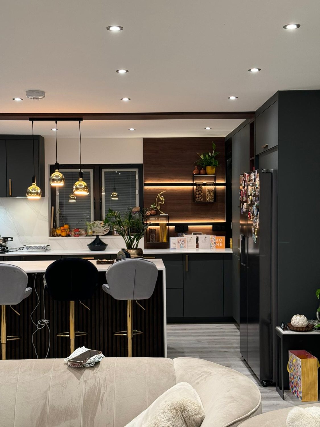 Dark & oak open-plan