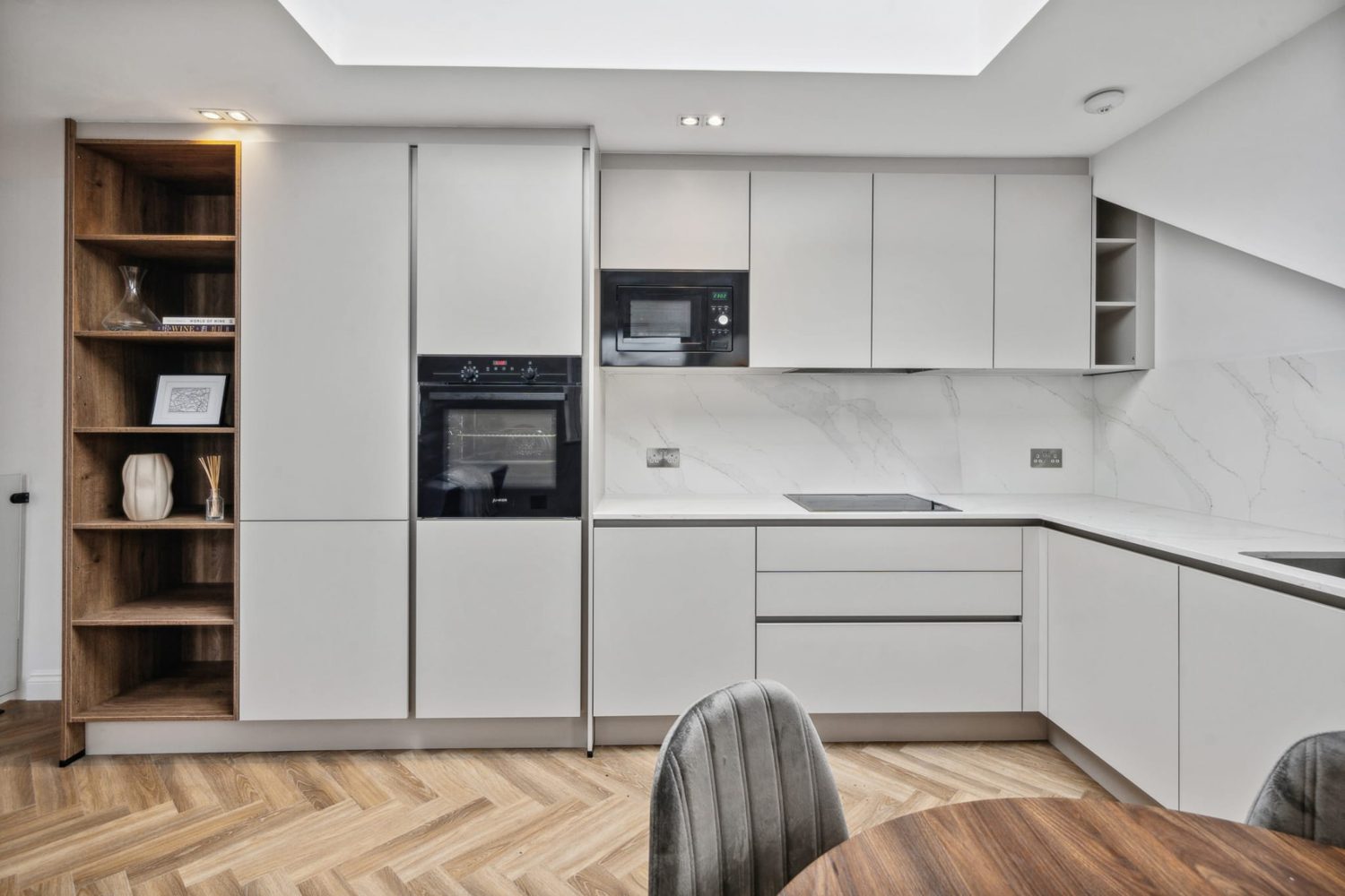 White handleless with tall units