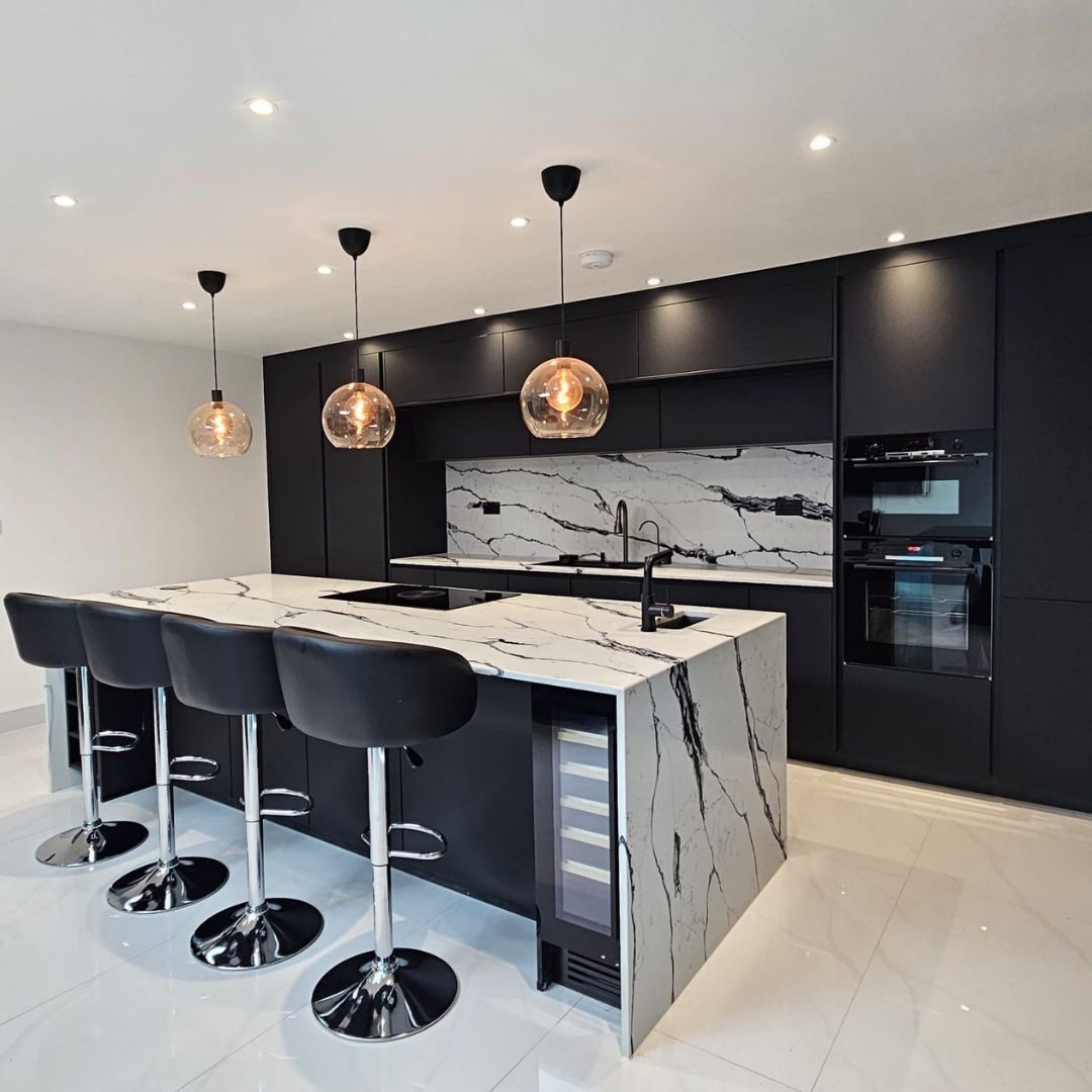 Graphite handleless with marble waterfall
