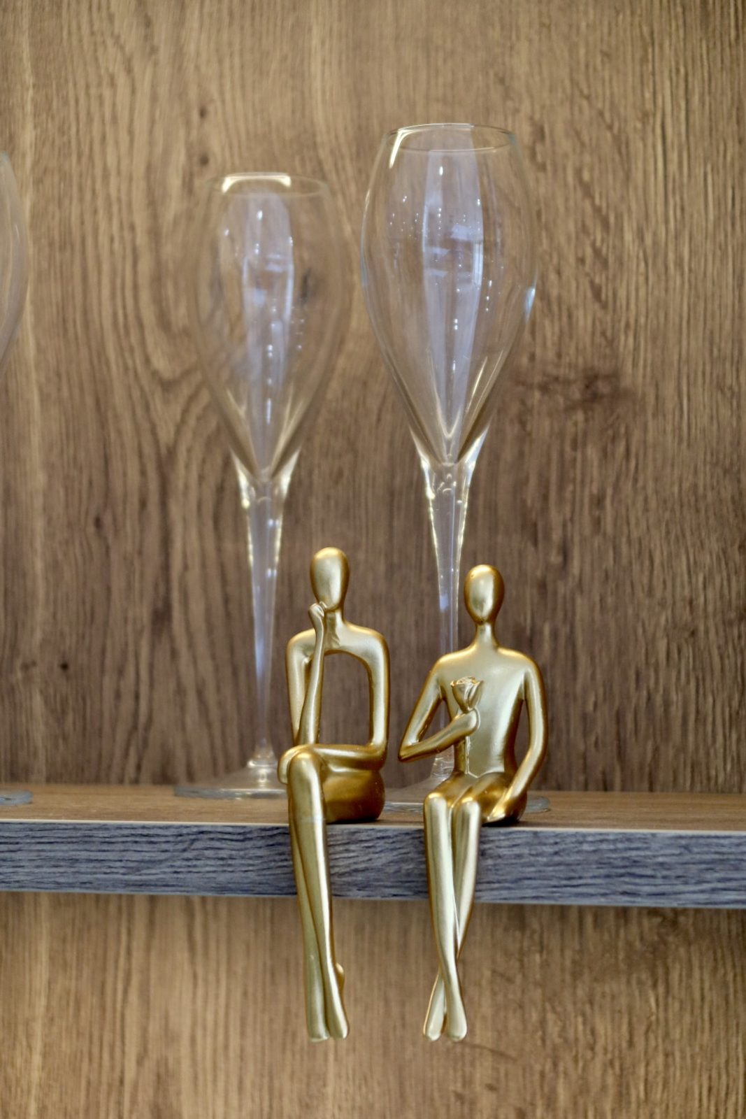 Styling detail on an oak shelf