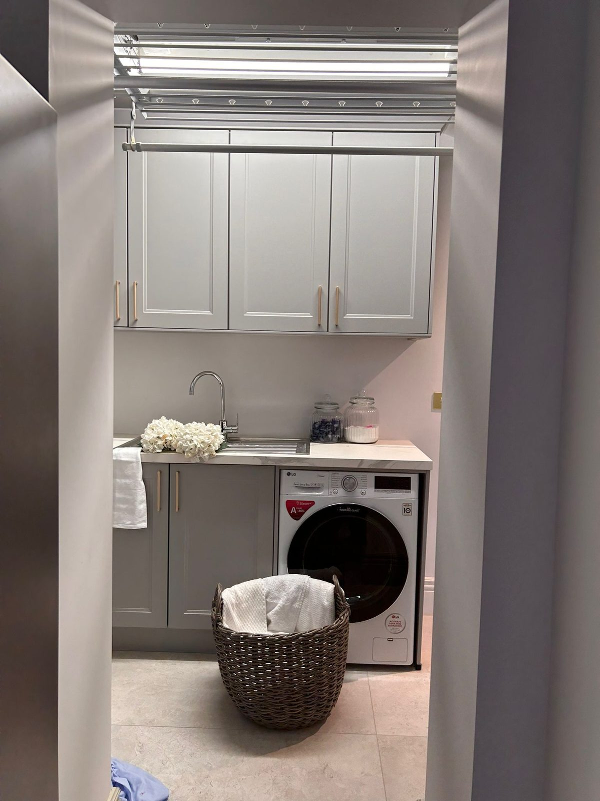 Fitted utility in matching shaker